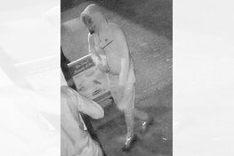 Gezocht: Politie zoekt twee overvallers cafetaria aan de Kroonse Wal met opvallende jas en masker