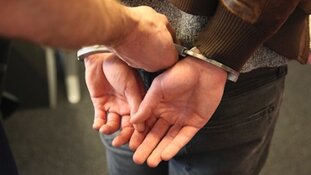 Alkmaarder (23) in Arnhem aangehouden na bespugen BOA