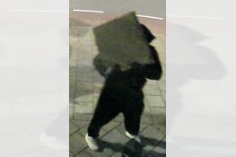 Gezocht: Winkeldeur vernield bij poging inbraak, wie zijn deze mannen?