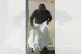 Gezocht: Winkeldeur vernield bij poging inbraak, wie zijn deze mannen?