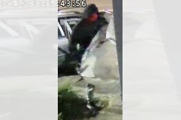 Gezocht: Winkeldeur vernield bij poging inbraak, wie zijn deze mannen?