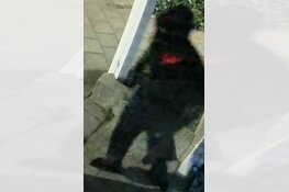 Gezocht: Winkeldeur vernield bij poging inbraak, wie zijn deze mannen?