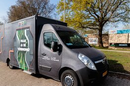 De Glasvezelbus leert kinderen van basisschool De Laarakker alles over glasvezelinternet