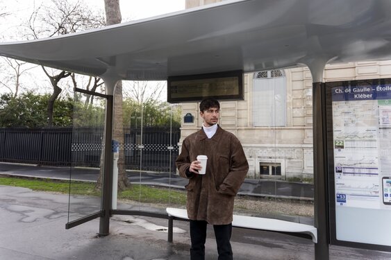 Blauwe golf verwelkomt reizigers in vernieuwd busstation