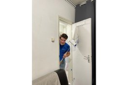 Handige studenten helpen met opknappen woning