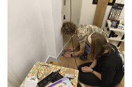 Handige studenten helpen met opknappen woning