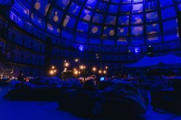 Liggend luisteren in de Koepel: Matthäus-Passion en Einaudi op één dag