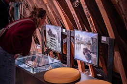 Eerste editie Kaaskrant uitgereikt aan wethouder Jan Hoekzema