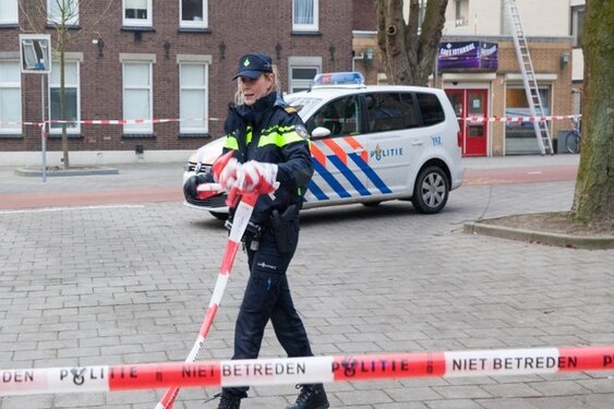 Automobilist rijdt tankstation binnen langs A50 bij Heteren