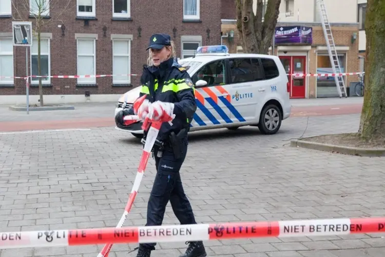 Automobilist rijdt tankstation binnen langs A50 bij Heteren