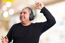 Dans in stilte tijdens de silent disco in ’t Huukske