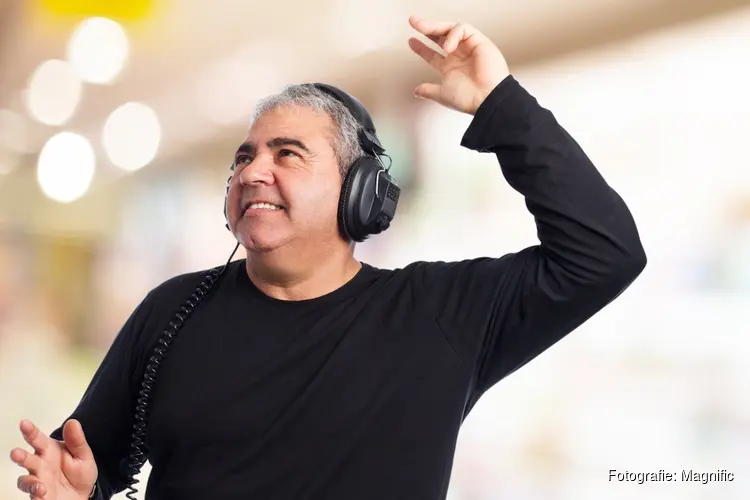 Dans in stilte tijdens de silent disco in ’t Huukske