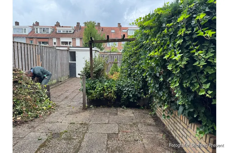 Vrijwilligers Martinuskerk knappen tuin op