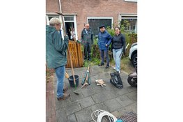 Vrijwilligers Martinuskerk knappen tuin op