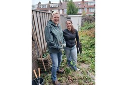 Vrijwilligers Martinuskerk knappen tuin op