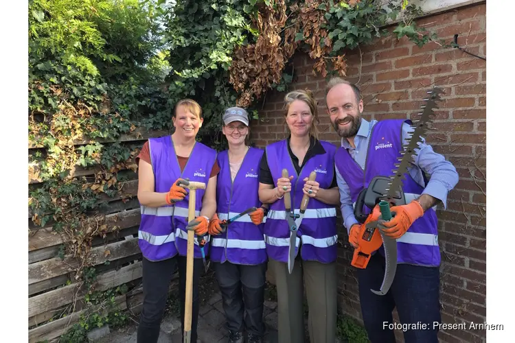 Arnhemse wethouders steken de handen uit de mouwen voor stadsgenoot