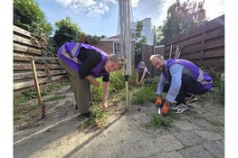 Arnhemse wethouders steken de handen uit de mouwen voor stadsgenoot
